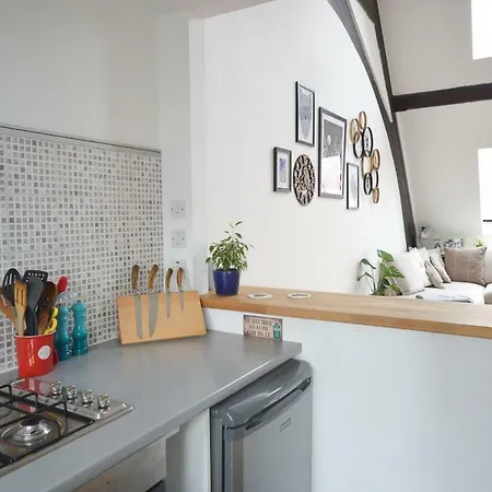 Modern 2 Bedroom Flat In Converted Church *